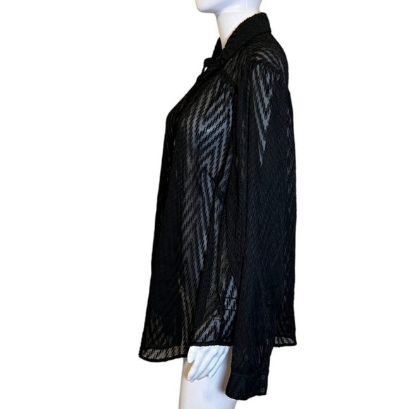 Torrid sheer zigzag button‎ up - Picture 2 of 6